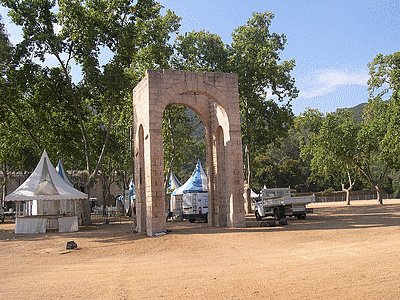 COTI-CHIAVARI - <BR>Quelques batiments sont encore visibles au départ de la promenade 