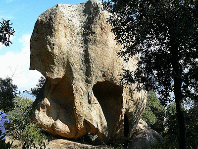 AJACCIO crêtes -Un magnifique rocher : u scatinatu , sur le chemin des crêtes, au début avant le cacalo au niveau des ruines de bergerie