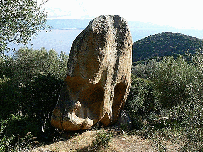AJACCIO crêtes -Un magnifique rocher : u scatinatu , sur le chemin des crêtes, au début avant le cacalo au niveau des ruines de bergerie