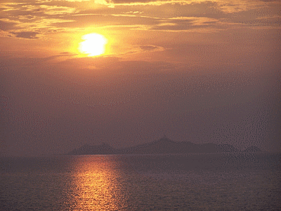 AJACCIO ville - Coucher de soleil sur les Sanguinaires (Vu du large) (20060101)    (Photographie de Mathieu-Nivaggioni) <br><A href=ajaccio/ville/996a.jpg>Afficher l'image ?</A>