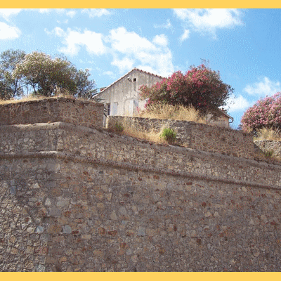 La citadelle d AJACCIO<BR> S ètend sur 3ha et est encore  une emprise militaire. On se demande bien pourquoi aujourd hui ! <BR> Sera peut-ètre rendue à  la ville en 2012 ?