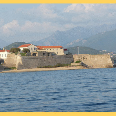 La citadelle d AJACCIO <BR>Murs d enceinte vus de la mer