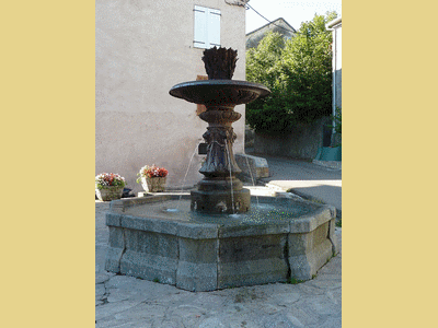 Fontaine du village de La Porta&nbsp;&nbsp;&nbsp;( Photographie de Jean-Marie-VERGES)