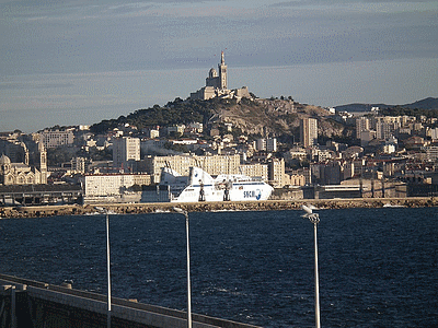 Entrée dans le port de Marseille. En haut de la photo, la célèbre Notre Dame de La GARDE (20141022)    (Photographie de Mathieu-Nivaggioni) <br><A href=corse/r/mrs.jpg>Afficher l'image ?</A>