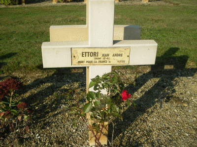Tombe deETTORI André  à <a HREF=fotom2l.php?necro=64>  <U>Maurepas (Necropole Nationale) </U> </A> 717