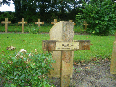 Tombe deVALERY Louis à <a HREF=fotom2l.php?necro=123>  <U>Calais-Nord (carré militaire) </U> </A> 4-89