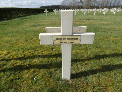 Tombe deBRACCONI Philippe à <a HREF=fotom2l.php?necro=202>  <U>Esnes-en-Argonne (Nécropole nationale) </U> </A> Tombe collective 803