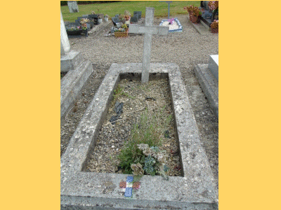Tombe deCRISTIANI Paul Hyacinthe à <a HREF=fotom2l.php?necro=512>  <U>Attilly (Cimetière communal du hameau de Marteville) </U> </A> Cette Tombe sans plaque est probablement la Tombe de CRISTIANI Paul