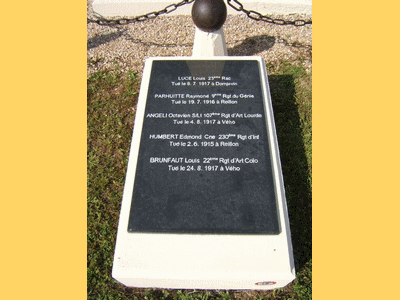 Tombe deANGELI Octavien Marius Alphonse à <a HREF=fotom2l.php?necro=610>  <U>Domjevin (Tombe collecive dans le cimetière communal </U> </A> Tombe militaire collective