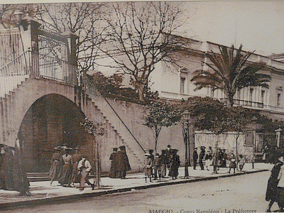 AJACCIO -  Le cours vers 1900 (20080701)    (Photographie de René-Ghirardi) <br><A href=vos/1900/018.jpg>Afficher l'image ?</A>