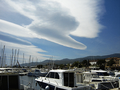 Nuage sur le port de Solenzara (20060401)    (Photographie de Jean-Jacques) <br><A href=vos/2000/030.jpg>Afficher l'image ?</A>