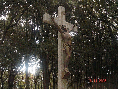 Christ solitaire en bordure de route, loin de toute habitation et de toute église