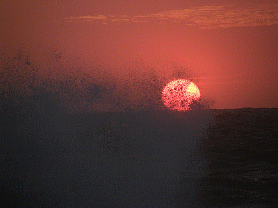 Vague brisée sur un coucher de soleil aux îles Sanguinaires