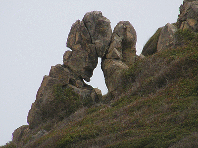 Rochers en équilibre<BR>Ne dirait-on pas une étreinte passionnée ?<BR> Ou une carte de la Corse entre les deux rochers?