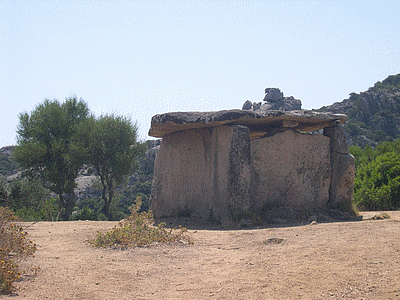 SARTENE <BR>Site prehistorique de CAURIA <BR> Dolmen de Funtanaccia