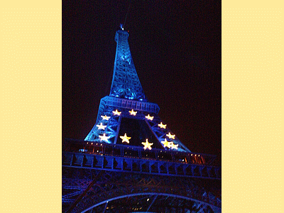 PARIS : la tour Eiffel Bleue (aux couleurs Européennes )<BR> (photo prise avec téléphone portable) (20090104)    (Photographie de Remi-Barre) <br><A href=vos/2005/037.jpg>Afficher l'image ?</A>