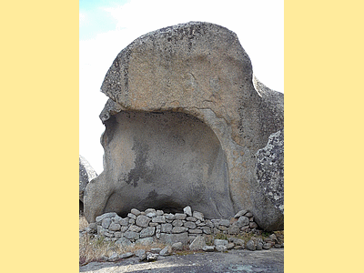 ORIU  - Au-dessus du domaine de Roccapina, Maisons Mortoli,  cet oriu est assez pr&eacute;s du dolmen indiqu&eacute; sur la carte IGN  Ajaccio Bonifacio No 74 A au 100000o, dans une propri&eacute;t&eacute; priv&eacute;e
