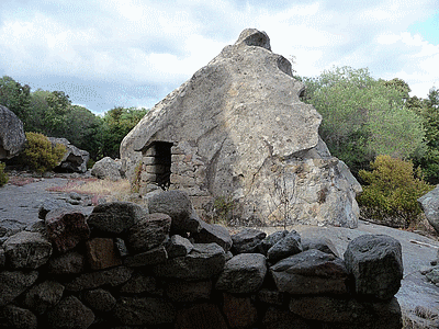 ORIU  - Au-dessus du domaine de Roccapina, Maisons Mortoli,  cet oriu est assez pr&eacute;s du dolmen indiqu&eacute; sur la carte IGN  Ajaccio Bonifacio No 74 A au 100000o, dans une propri&eacute;t&eacute; priv&eacute;e