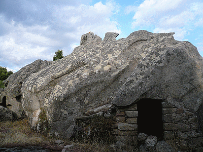 ORIU  - Au-dessus du domaine de Roccapina, Maisons Mortoli,  cet oriu est assez pr&eacute;s du dolmen indiqu&eacute; sur la carte IGN  Ajaccio Bonifacio No 74 A au 100000o, dans une propri&eacute;t&eacute; priv&eacute;e