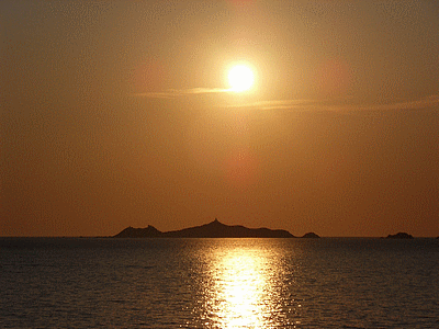 Coucher de soleil sur les îles Sanguinaires (20090905)    (Photographie de Remi-Barre) <br><A href=vos/2006/656.jpg>Afficher l'image ?</A>