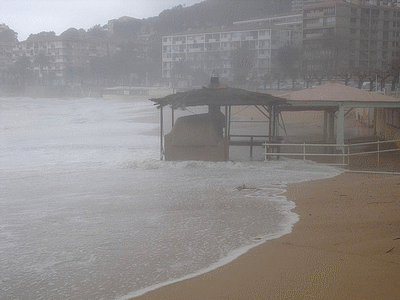 Tempête sur la plage TROTTEL á AJACCIO