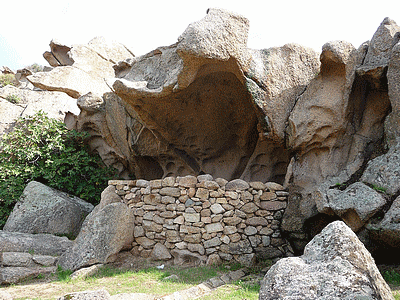 Orii au Col-de-Roccapina :<BR>Face &aacute; la maison des Cantonniers, au parking oÃÂ¹ s&#130;arr&ecirc;te tout le monde pour admirer le site du lion et de la tour de Rocapina,descend un escalier en pierre d&#130;une trentaine de marches, puis un petit sentier permet de faire une boucle tr&egrave;s agr&eacute;able avec 1 enclos, 2 orii et une terrasse empierr&eacute;e qui offre une vue magnifique sur la Punta di Zivia &aacute; l&#130;ouest, la plage d&#130;Erbaghju, le lion et la tour de Rocapina, les r&eacute;cifs des Moines, et au sud,sud-est la tour d&#130;Olmeto, Capu di Feno et par temps tr&egrave;s clair, la Sardaigne. 2 orii se trouvent sur ce circuit, l&#130;un au d&eacute;but avant le rocher dit de l&#130;El&eacute;phant, l&#130;autre vers la terrasse empierr&eacute;e.  <br>Bonne visite<bR>JMV