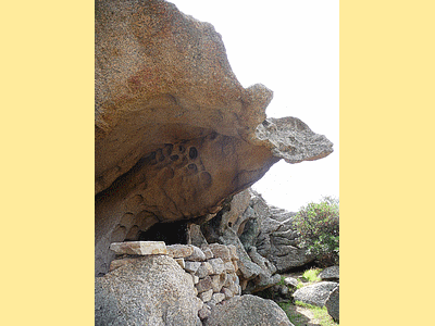 Orii au Col-de-Roccapina :<BR>Face &aacute; la maison des Cantonniers, au parking oÃÂ¹ s&#130;arr&ecirc;te tout le monde pour admirer le site du lion et de la tour de Rocapina,descend un escalier en pierre d&#130;une trentaine de marches, puis un petit sentier permet de faire une boucle tr&egrave;s agr&eacute;able avec 1 enclos, 2 orii et une terrasse empierr&eacute;e qui offre une vue magnifique sur la Punta di Zivia &aacute; l&#130;ouest, la plage d&#130;Erbaghju, le lion et la tour de Rocapina, les r&eacute;cifs des Moines, et au sud,sud-est la tour d&#130;Olmeto, Capu di Feno et par temps tr&egrave;s clair, la Sardaigne. 2 orii se trouvent sur ce circuit, l&#130;un au d&eacute;but avant le rocher dit de l&#130;El&eacute;phant, l&#130;autre vers la terrasse empierr&eacute;e. <br>Bonne visite<bR>JMV