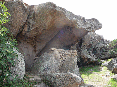 Orii au Col-de-Roccapina :<BR>Face &aacute; la maison des Cantonniers, au parking oÃÂ¹ s&#130;arr&ecirc;te tout le monde pour admirer le site du lion et de la tour de Rocapina,descend un escalier en pierre d&#130;une trentaine de marches, puis un petit sentier permet de faire une boucle tr&egrave;s agr&eacute;able avec 1 enclos, 2 orii et une terrasse empierr&eacute;e qui offre une vue magnifique sur la Punta di Zivia &aacute; l&#130;ouest, la plage d&#130;Erbaghju, le lion et la tour de Rocapina, les r&eacute;cifs des Moines, et au sud,sud-est la tour d&#130;Olmeto, Capu di Feno et par temps tr&egrave;s clair, la Sardaigne. 2 orii se trouvent sur ce circuit, l&#130;un au d&eacute;but avant le rocher dit de l&#130;El&eacute;phant, l&#130;autre vers la terrasse empierr&eacute;e. <br>Bonne visite<bR>JMV