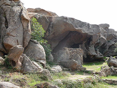 Orii au Col-de-Roccapina :<BR>Face &aacute; la maison des Cantonniers, au parking oÃÂ¹ s&#130;arr&ecirc;te tout le monde pour admirer le site du lion et de la tour de Rocapina,descend un escalier en pierre d&#130;une trentaine de marches, puis un petit sentier permet de faire une boucle tr&egrave;s agr&eacute;able avec 1 enclos, 2 orii et une terrasse empierr&eacute;e qui offre une vue magnifique sur la Punta di Zivia &aacute; l&#130;ouest, la plage d&#130;Erbaghju, le lion et la tour de Rocapina, les r&eacute;cifs des Moines, et au sud,sud-est la tour d&#130;Olmeto, Capu di Feno et par temps tr&egrave;s clair, la Sardaigne. 2 orii se trouvent sur ce circuit, l&#130;un au d&eacute;but avant le rocher dit de l&#130;El&eacute;phant, l&#130;autre vers la terrasse empierr&eacute;e.  <br>Bonne visite<bR>JMV