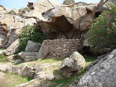 Orii au Col-de-Roccapina :<BR>Face &aacute; la maison des Cantonniers, au parking oÃÂ¹ s&#130;arr&ecirc;te tout le monde pour admirer le site du lion et de la tour de Rocapina,descend un escalier en pierre d&#130;une trentaine de marches, puis un petit sentier permet de faire une boucle tr&egrave;s agr&eacute;able avec 1 enclos, 2 orii et une terrasse empierr&eacute;e qui offre une vue magnifique sur la Punta di Zivia &aacute; l&#130;ouest, la plage d&#130;Erbaghju, le lion et la tour de Rocapina, les r&eacute;cifs des Moines, et au sud,sud-est la tour d&#130;Olmeto, Capu di Feno et par temps tr&egrave;s clair, la Sardaigne. 2 orii se trouvent sur ce circuit, l&#130;un au d&eacute;but avant le rocher dit de l&#130;El&eacute;phant, l&#130;autre vers la terrasse empierr&eacute;e. <br>Bonne visite<bR>JMV