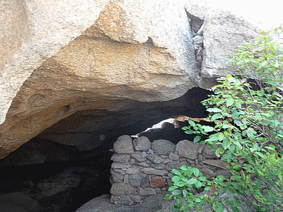 Orii au Col-de-Roccapina :<BR>Face &aacute; la maison des Cantonniers, au parking oÃÂ¹ s&#130;arr&ecirc;te tout le monde pour admirer le site du lion et de la tour de Rocapina,descend un escalier en pierre d&#130;une trentaine de marches, puis un petit sentier permet de faire une boucle tr&egrave;s agr&eacute;able avec 1 enclos, 2 orii et une terrasse empierr&eacute;e qui offre une vue magnifique sur la Punta di Zivia &aacute; l&#130;ouest, la plage d&#130;Erbaghju, le lion et la tour de Rocapina, les r&eacute;cifs des Moines, et au sud,sud-est la tour d&#130;Olmeto, Capu di Feno et par temps tr&egrave;s clair, la Sardaigne. 2 orii se trouvent sur ce circuit, l&#130;un au d&eacute;but avant le rocher dit de l&#130;El&eacute;phant, l&#130;autre vers la terrasse empierr&eacute;e. <br>Bonne visite<bR>JMV