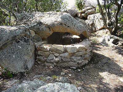 Orii au Col-de-Roccapina :<BR>Face &aacute; la maison des Cantonniers, au parking oÃÂ¹ s&#130;arr&ecirc;te tout le monde pour admirer le site du lion et de la tour de Rocapina,descend un escalier en pierre d&#130;une trentaine de marches, puis un petit sentier permet de faire une boucle tr&egrave;s agr&eacute;able avec 1 enclos, 2 orii et une terrasse empierr&eacute;e qui offre une vue magnifique sur la Punta di Zivia &aacute; l&#130;ouest, la plage d&#130;Erbaghju, le lion et la tour de Rocapina, les r&eacute;cifs des Moines, et au sud,sud-est la tour d&#130;Olmeto, Capu di Feno et par temps tr&egrave;s clair, la Sardaigne. 2 orii se trouvent sur ce circuit, l&#130;un au d&eacute;but avant le rocher dit de l&#130;El&eacute;phant, l&#130;autre vers la terrasse empierr&eacute;e. <br>Bonne visite<bR>JMV