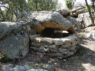 Orii au Col-de-Roccapina :<BR>Face &aacute; la maison des Cantonniers, au parking oÃÂ¹ s&#130;arr&ecirc;te tout le monde pour admirer le site du lion et de la tour de Rocapina,descend un escalier en pierre d&#130;une trentaine de marches, puis un petit sentier permet de faire une boucle tr&egrave;s agr&eacute;able avec 1 enclos, 2 orii et une terrasse empierr&eacute;e qui offre une vue magnifique sur la Punta di Zivia &aacute; l&#130;ouest, la plage d&#130;Erbaghju, le lion et la tour de Rocapina, les r&eacute;cifs des Moines, et au sud,sud-est la tour d&#130;Olmeto, Capu di Feno et par temps tr&egrave;s clair, la Sardaigne. 2 orii se trouvent sur ce circuit, l&#130;un au d&eacute;but avant le rocher dit de l&#130;El&eacute;phant, l&#130;autre vers la terrasse empierr&eacute;e. <br>Bonne visite<bR>JMV