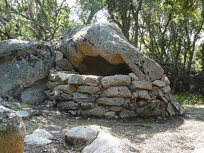 Orii au Col-de-Roccapina :<BR>Face &aacute; la maison des Cantonniers, au parking oÃÂ¹ s&#130;arr&ecirc;te tout le monde pour admirer le site du lion et de la tour de Rocapina,descend un escalier en pierre d&#130;une trentaine de marches, puis un petit sentier permet de faire une boucle tr&egrave;s agr&eacute;able avec 1 enclos, 2 orii et une terrasse empierr&eacute;e qui offre une vue magnifique sur la Punta di Zivia &aacute; l&#130;ouest, la plage d&#130;Erbaghju, le lion et la tour de Rocapina, les r&eacute;cifs des Moines, et au sud,sud-est la tour d&#130;Olmeto, Capu di Feno et par temps tr&egrave;s clair, la Sardaigne. 2 orii se trouvent sur ce circuit, l&#130;un au d&eacute;but avant le rocher dit de l&#130;El&eacute;phant, l&#130;autre vers la terrasse empierr&eacute;e. <br>Bonne visite<bR>JMV