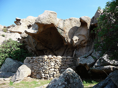 Orii au Col-de-Roccapina :<BR>De l&#130;autre c&ocirc;t&eacute; de la route, &aacute; c&ocirc;t&eacute; de la maison des cantonniers, se faufiler derri&egrave;re une t&ocirc;le d&eacute;fendant le passage sur le site , depuis la route.<BR>Sur ce site se trouvent 4 orii (certains cr&eacute;&eacute;s tr&egrave;s recemment) dont l&#130;un est visible de loin et se trouve en photo page 67 du guide des balades faciles du sud de la Corse par Fr&eacute;d&eacute;ric HUMBERT, photos de FranÃÂ§ois Balestriere, aux &eacute;ditions Cl&eacute;mentine, parution avril 2009 .  