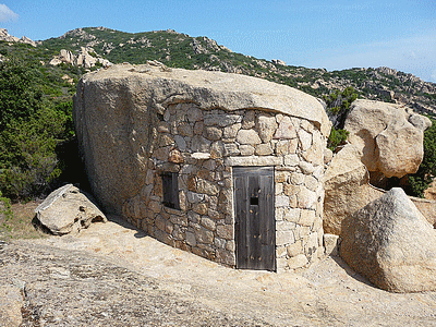 Orii au Col-de-Roccapina :<BR>De l&#130;autre c&ocirc;t&eacute; de la route, &aacute; c&ocirc;t&eacute; de la maison des cantonniers, se faufiler derri&egrave;re une t&ocirc;le d&eacute;fendant le passage sur le site , depuis la route.<BR>Sur ce site se trouvent 4 orii (certains cr&eacute;&eacute;s tr&egrave;s recemment) dont l&#130;un est visible de loin et se trouve en photo page 67 du guide des balades faciles du sud de la Corse par Fr&eacute;d&eacute;ric HUMBERT, photos de FranÃÂ§ois Balestriere, aux &eacute;ditions Cl&eacute;mentine, parution avril 2009 . 