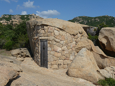 Orii au Col-de-Roccapina :<BR>De l&#130;autre c&ocirc;t&eacute; de la route, &aacute; c&ocirc;t&eacute; de la maison des cantonniers, se faufiler derri&egrave;re une t&ocirc;le d&eacute;fendant le passage sur le site , depuis la route.<BR>Sur ce site se trouvent 4 orii (certains cr&eacute;&eacute;s tr&egrave;s recemment) dont l&#130;un est visible de loin et se trouve en photo page 67 du guide des balades faciles du sud de la Corse par Fr&eacute;d&eacute;ric HUMBERT, photos de FranÃÂ§ois Balestriere, aux &eacute;ditions Cl&eacute;mentine, parution avril 2009 . 