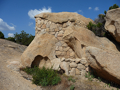 Orii au Col-de-Roccapina :<BR>De l&#130;autre c&ocirc;t&eacute; de la route, &aacute; c&ocirc;t&eacute; de la maison des cantonniers, se faufiler derri&egrave;re une t&ocirc;le d&eacute;fendant le passage sur le site , depuis la route.<BR>Sur ce site se trouvent 4 orii (certains cr&eacute;&eacute;s tr&egrave;s recemment) dont l&#130;un est visible de loin et se trouve en photo page 67 du guide des balades faciles du sud de la Corse par Fr&eacute;d&eacute;ric HUMBERT, photos de FranÃÂ§ois Balestriere, aux &eacute;ditions Cl&eacute;mentine, parution avril 2009 . 