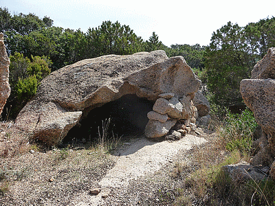 Orii au Col-de-Roccapina :<BR>De l&#130;autre c&ocirc;t&eacute; de la route, &aacute; c&ocirc;t&eacute; de la maison des cantonniers, se faufiler derri&egrave;re une t&ocirc;le d&eacute;fendant le passage sur le site , depuis la route.<BR>Sur ce site se trouvent 4 orii (certains cr&eacute;&eacute;s tr&egrave;s recemment) dont l&#130;un est visible de loin et se trouve en photo page 67 du guide des balades faciles du sud de la Corse par Fr&eacute;d&eacute;ric HUMBERT, photos de FranÃÂ§ois Balestriere, aux &eacute;ditions Cl&eacute;mentine, parution avril 2009 . 