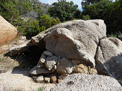 Orii au Col-de-Roccapina :<BR>De l&#130;autre c&ocirc;t&eacute; de la route, &aacute; c&ocirc;t&eacute; de la maison des cantonniers, se faufiler derri&egrave;re une t&ocirc;le d&eacute;fendant le passage sur le site , depuis la route.<BR>Sur ce site se trouvent 4 orii (certains cr&eacute;&eacute;s tr&egrave;s recemment) dont l&#130;un est visible de loin et se trouve en photo page 67 du guide des balades faciles du sud de la Corse par Fr&eacute;d&eacute;ric HUMBERT, photos de FranÃÂ§ois Balestriere, aux &eacute;ditions Cl&eacute;mentine, parution avril 2009 . 