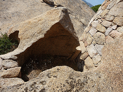 Orii au Col-de-Roccapina :<BR>De l&#130;autre c&ocirc;t&eacute; de la route, &aacute; c&ocirc;t&eacute; de la maison des cantonniers, se faufiler derri&egrave;re une t&ocirc;le d&eacute;fendant le passage sur le site , depuis la route.<BR>Sur ce site se trouvent 4 orii (certains cr&eacute;&eacute;s tr&egrave;s recemment) dont l&#130;un est visible de loin et se trouve en photo page 67 du guide des balades faciles du sud de la Corse par Fr&eacute;d&eacute;ric HUMBERT, photos de FranÃÂ§ois Balestriere, aux &eacute;ditions Cl&eacute;mentine, parution avril 2009 . 