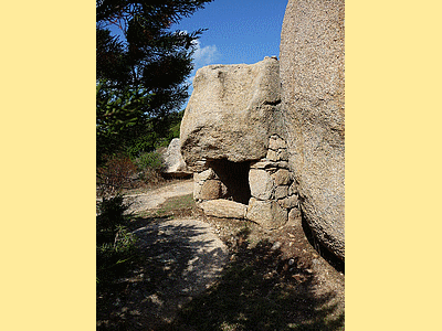 Orii au Col-de-Roccapina :<BR>De l&#130;autre c&ocirc;t&eacute; de la route, &aacute; c&ocirc;t&eacute; de la maison des cantonniers, se faufiler derri&egrave;re une t&ocirc;le d&eacute;fendant le passage sur le site , depuis la route.<BR>Sur ce site se trouvent 4 orii (certains cr&eacute;&eacute;s tr&egrave;s recemment) dont l&#130;un est visible de loin et se trouve en photo page 67 du guide des balades faciles du sud de la Corse par Fr&eacute;d&eacute;ric HUMBERT, photos de FranÃÂ§ois Balestriere, aux &eacute;ditions Cl&eacute;mentine, parution avril 2009 . 