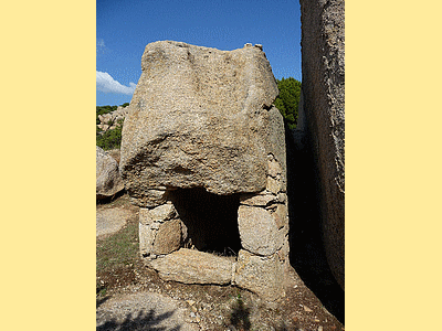 Orii au Col-de-Roccapina :<BR>De l&#130;autre c&ocirc;t&eacute; de la route, &aacute; c&ocirc;t&eacute; de la maison des cantonniers, se faufiler derri&egrave;re une t&ocirc;le d&eacute;fendant le passage sur le site , depuis la route.<BR>Sur ce site se trouvent 4 orii (certains cr&eacute;&eacute;s tr&egrave;s recemment) dont l&#130;un est visible de loin et se trouve en photo page 67 du guide des balades faciles du sud de la Corse par Fr&eacute;d&eacute;ric HUMBERT, photos de FranÃÂ§ois Balestriere, aux &eacute;ditions Cl&eacute;mentine, parution avril 2009 . 