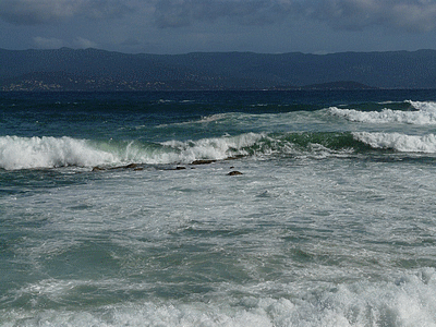 Grosses vagues du 04/05/2010 sur la plage de la Grande Bleue<BR>Le Â«Â Petit-rocherÂ Â» est á découvert. (20100504)    (Photographie de Mathieu-Nivaggioni) <br><A href=vos/2007/109.jpg>Afficher l'image ?</A>