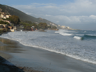 Grosses vagues du 04/05/2010 sur la plage de MARINELLA<BR>La plage est totalement recouverte (20100504)    (Photographie de Mathieu-Nivaggioni) <br><A href=vos/2007/121.jpg>Afficher l'image ?</A>