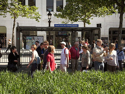 PARIS  á la campagne<BR>- On n‚est pas tout seuls sur les Champs-élysées ! (20100523)    (Photographie de Remi-Barre) <br><A href=vos/2008/003.jpg>Afficher l'image ?</A>