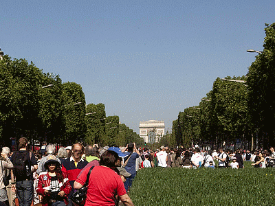 PARIS  á la campagne<BR>Pour ce week-end de la Pentecôte, les Champs-Elysées se sont transformés en un paysage de campagne.