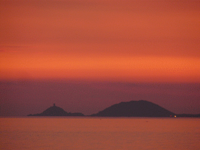 AJACCIO -coucher de soleil aux îles Sanguinaires. (20111012)    (Photographie de Mathieu-Nivaggioni) <br><A href=vos/2008/P1130335.jpg>Afficher l'image ?</A>