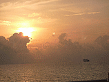 Coucher de soleil  (avec le  SCANDOLA de la CMN) <BR>golfe du VALINCO (20090908)    (Photographie de Serge) <br><A href=vos/3000/smc/012.jpg>Afficher l'image ?</A>