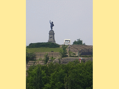 OTTAWA (CANADA) - Et soudain au sortir du ST Laurent la silhouette d‚un géant nous apparaît, comme sortie de nulle part pour nous  accueillir !